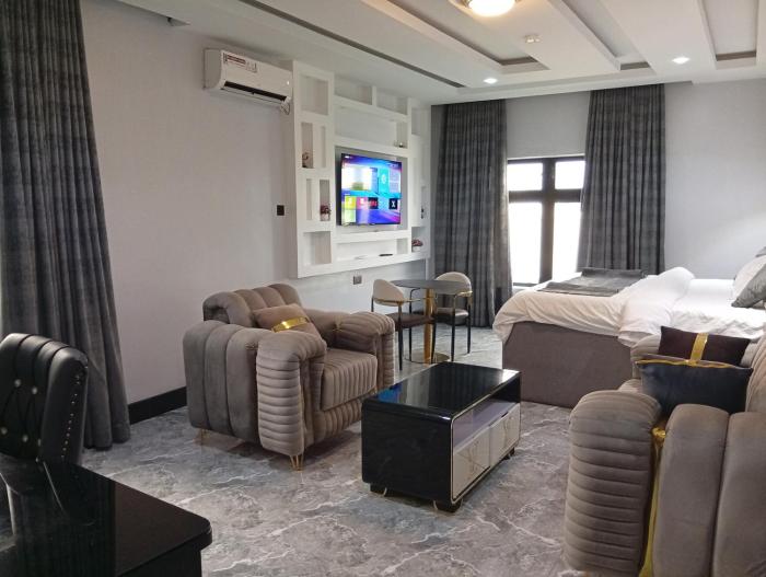 uptown life hotel and suites