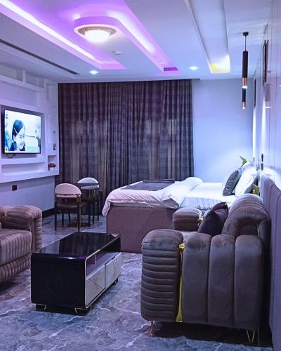 uptown life hotel and suites