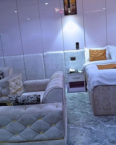 uptown life hotel and suites