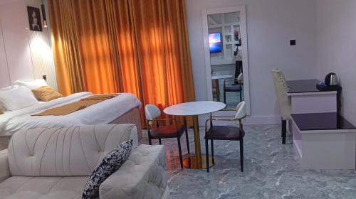 uptown life hotel and suites