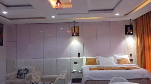 uptown life hotel and suites