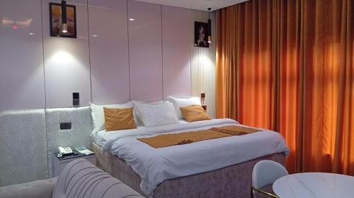 uptown life hotel and suites