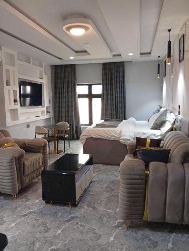 uptown life hotel and suites