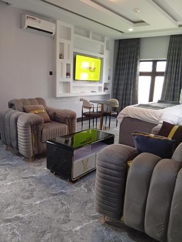 uptown life hotel and suites