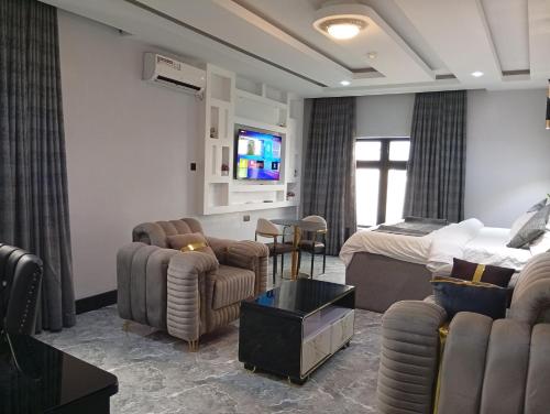uptown life hotel and suites