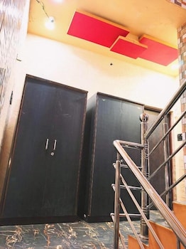atharv paying guest house