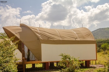 hotel white sandcastle mara lodge