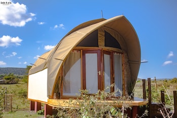 hotel white sandcastle mara lodge