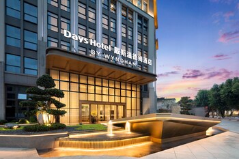 days hotel by wyndham leshan downtown
