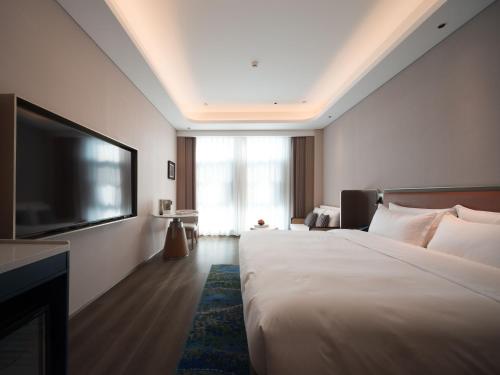 days hotel by wyndham leshan downtown
