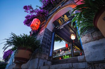 yiyuan snow mountain view historical naxi house