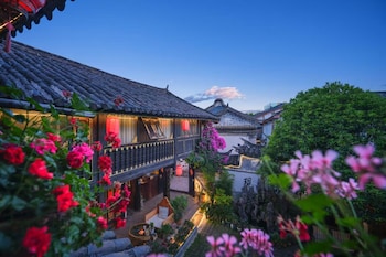 yiyuan snow mountain view historical naxi house