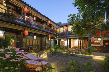 yiyuan snow mountain view historical naxi house