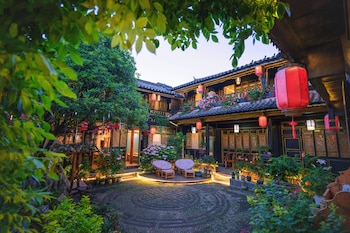 yiyuan snow mountain view historical naxi house