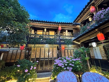 yiyuan snow mountain view historical naxi house