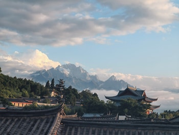 yiyuan snow mountain view historical naxi house