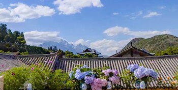 yiyuan snow mountain view historical naxi house