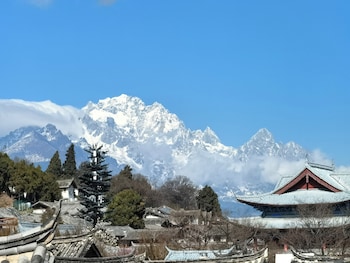 yiyuan snow mountain view historical naxi house