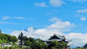 yiyuan snow mountain view historical naxi house