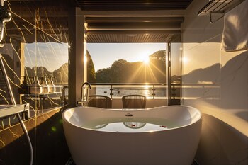 aqua luxury cruise