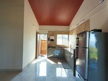 Cosmicstays Birdsong Lakeview Cottage,,2 star