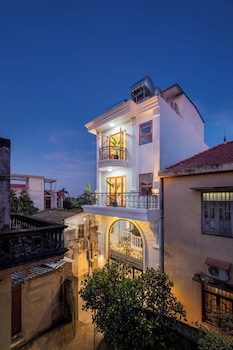 tam coc mountain sunset and garden hotel