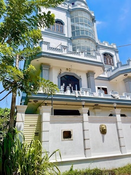 white palace airport hotel