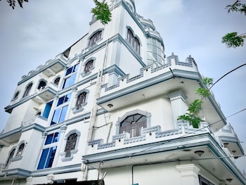 white palace airport hotel