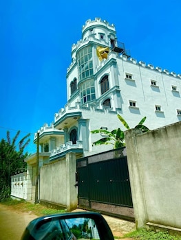 white palace airport hotel