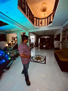 White Palace Airport Hotel,,3 star