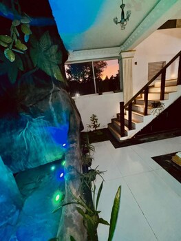 White Palace Airport Hotel,,3 star