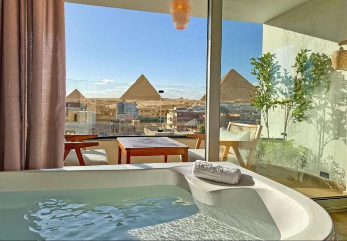 one gate pyramids view inn