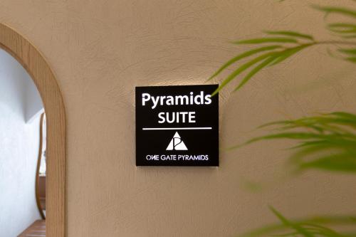 one gate pyramids view inn