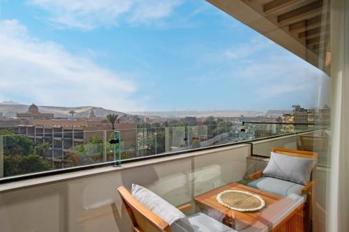 one gate pyramids view inn