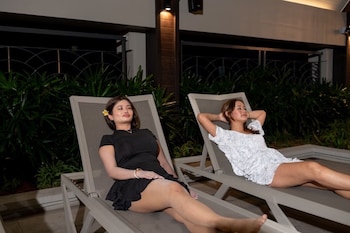 paxtonz kl walk to mall and pool