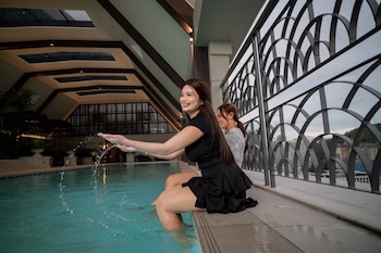 paxtonz kl walk to mall and pool