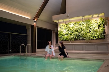 paxtonz kl walk to mall and pool