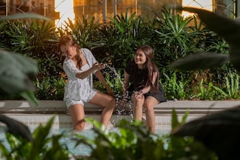 paxtonz kl walk to mall and pool