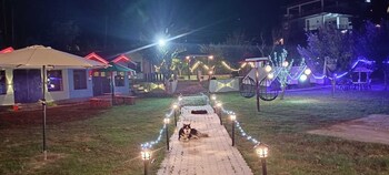 red leaf resort and cafe
