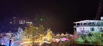red leaf resort and cafe