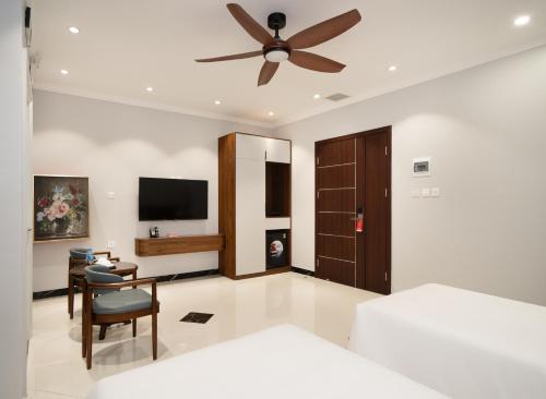 diamond light hotel