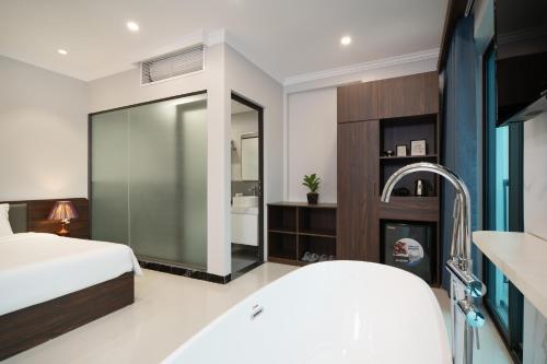 diamond light hotel