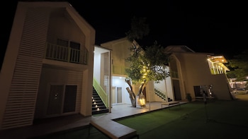 ayush retreat restaurant and resort
