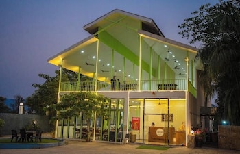 ayush retreat restaurant and resort