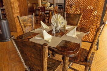 footprints kinigi lodge