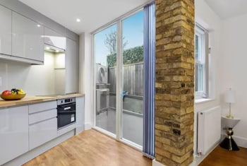 Flat 1 Victoria Grove,,2 star