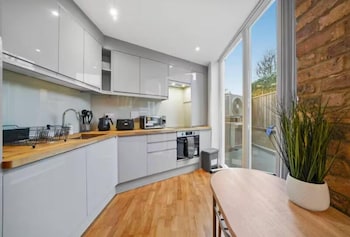 Flat 1 Victoria Grove,,2 star