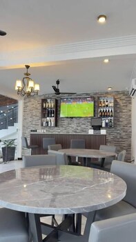 Newport Hotel,,3 star