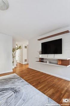 Luxury Nyc Home Game Room Free Parking,,4 star