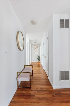 Luxury Nyc Home Game Room Free Parking,,4 star